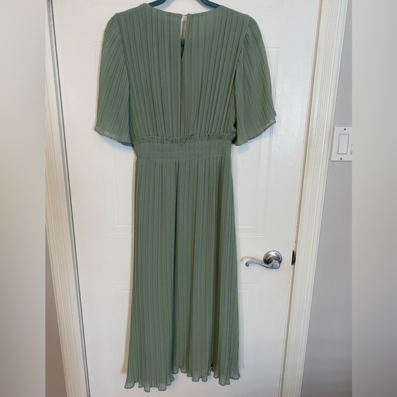 Beautiful green Zara dress. MIDI length. Size XS. Never worn - Picture 3 of 3